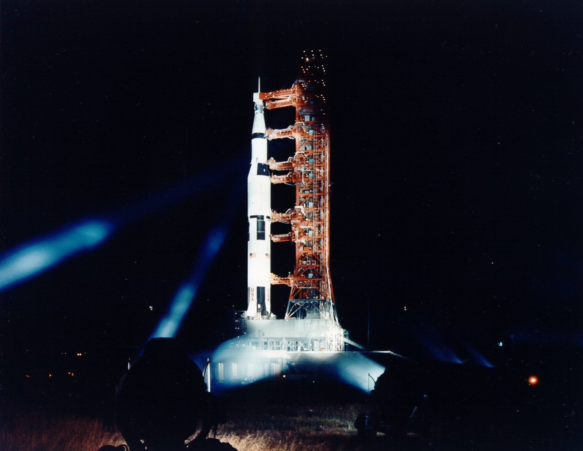 Nachtaufnahme der mächtigen Saturn V.