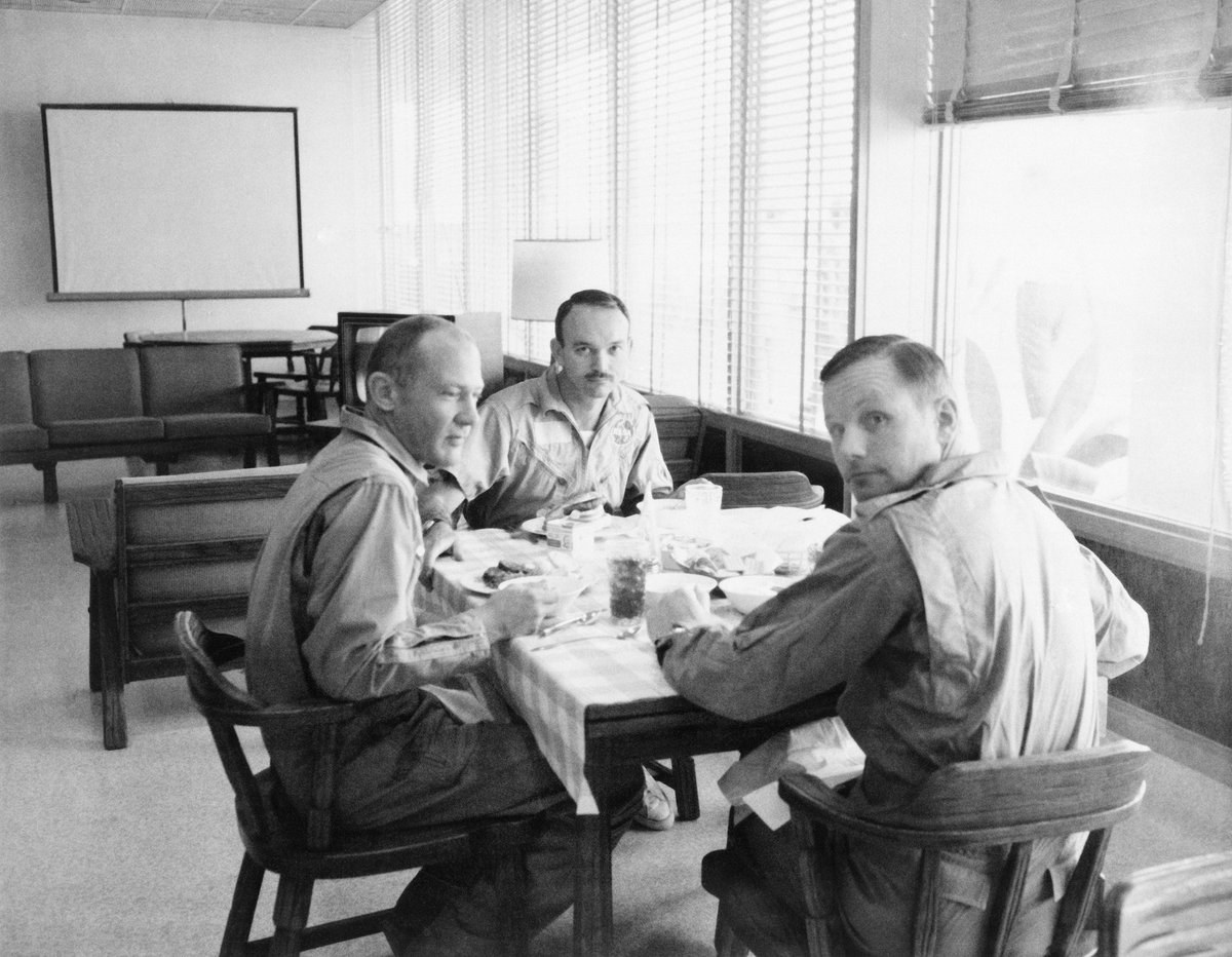 Aldrin und Collins in Houston sitzen am Tisch