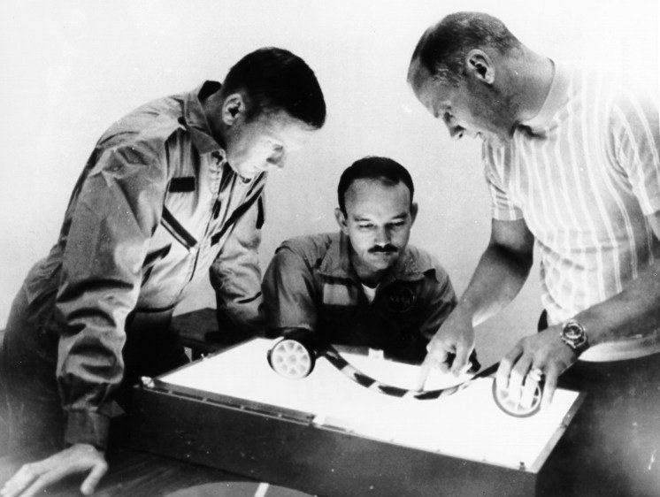 Die Crew steht an einem Leuchttisch