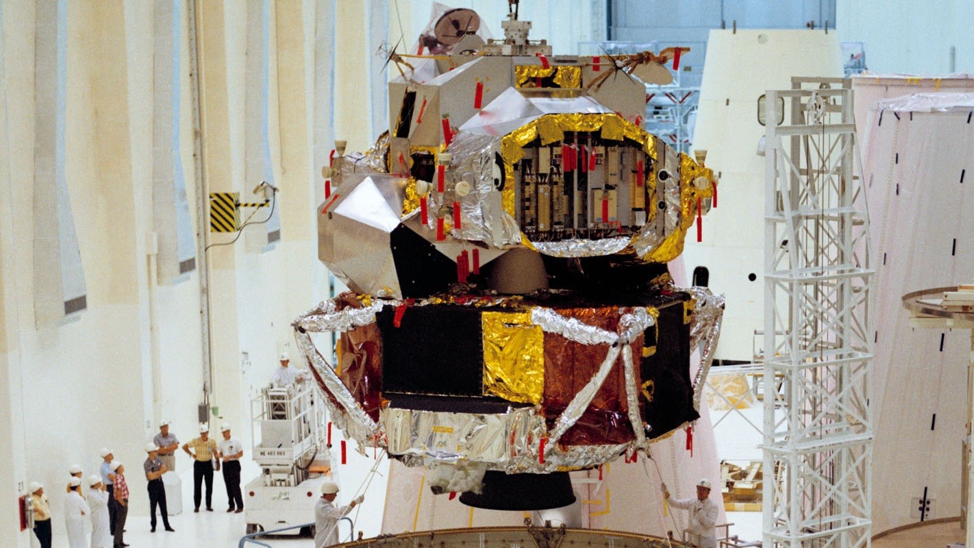 Mondfähre beim Einbau in die Rakentenspitze