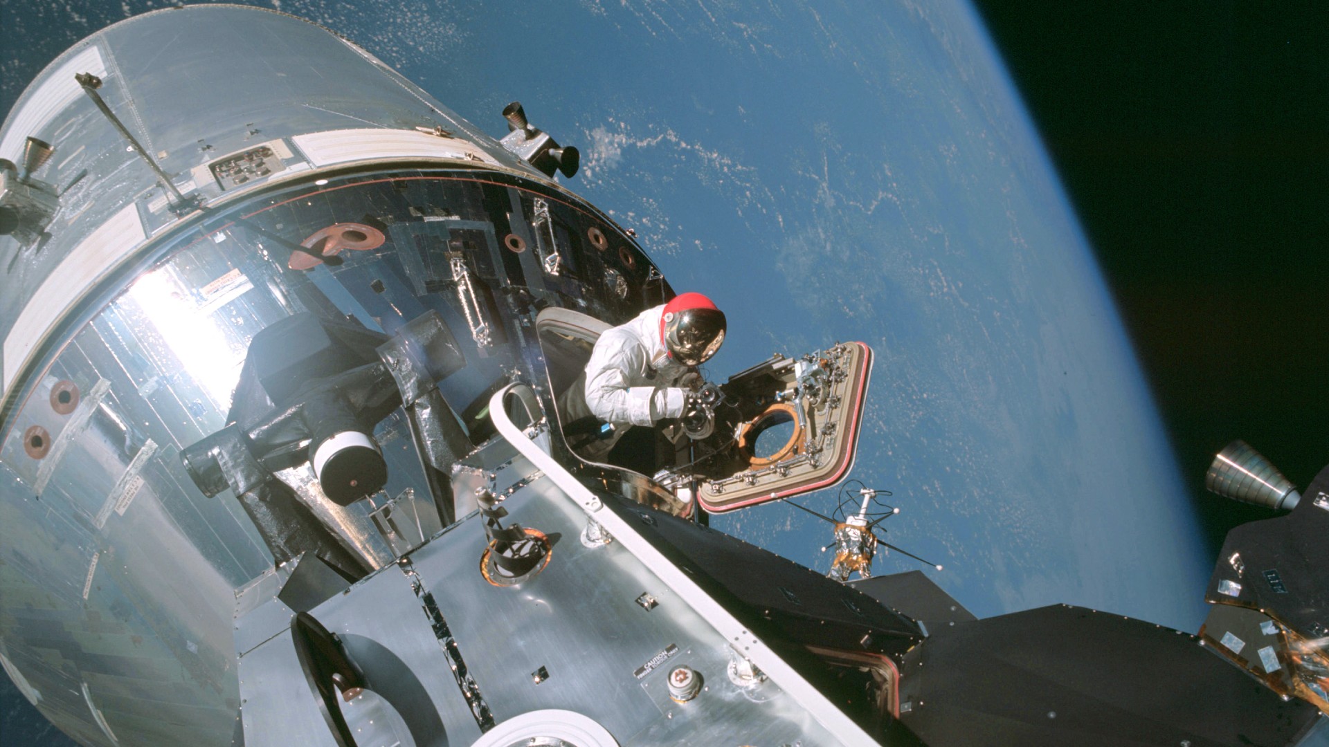 Apollo-Raumschiff und die Mondlandefähre in der Erdumlaufbahn