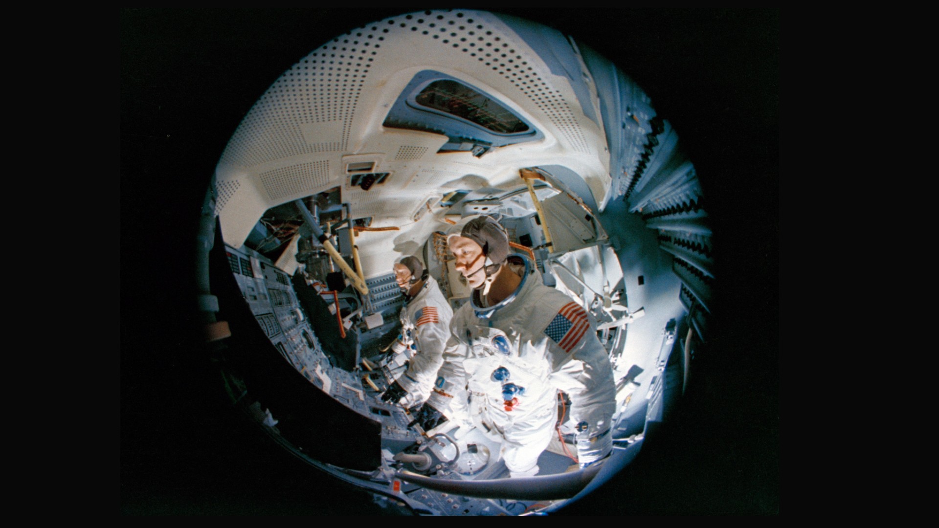 Armstrong und Aldrin im Simulator