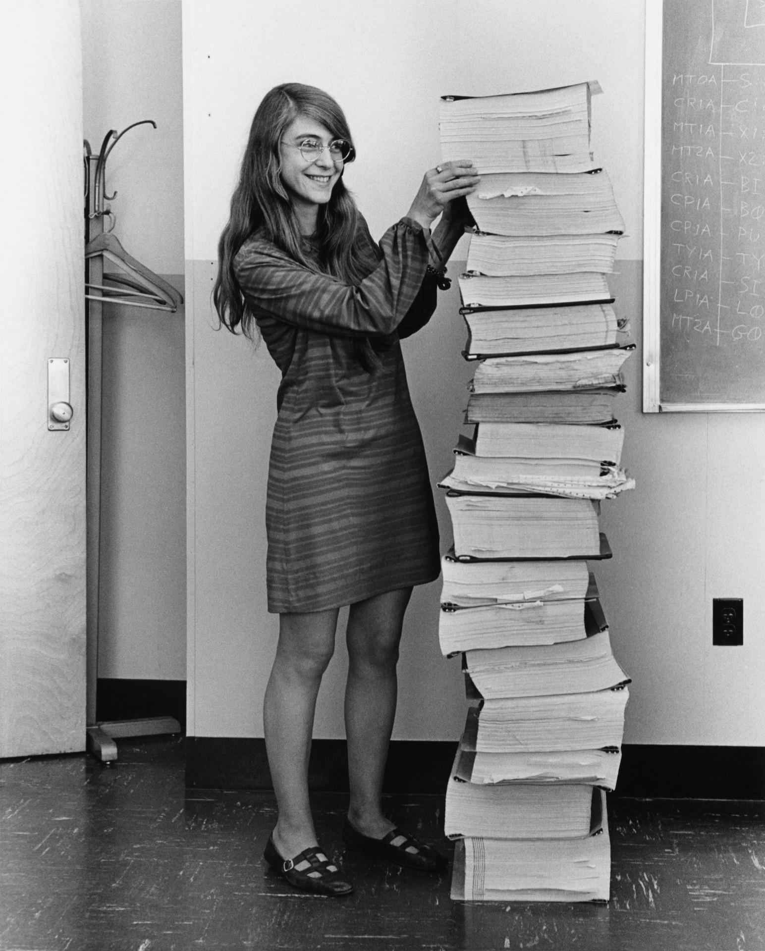 Margaret Hamilton mit einem Ausdruck der Software in der Hand