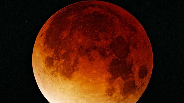 Mondfinsternis, nur noch wenige Sonnenstrahlen treffen auf den Mond.