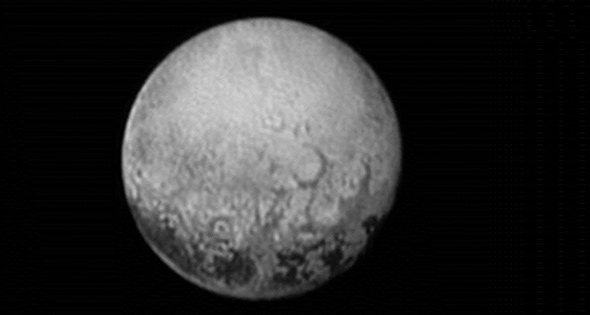 Das Bild zeigt die Seite von Pluto, die permanent dem Mond Charon zugewandt ist und seltsame dunkle Gebiete aufweist.