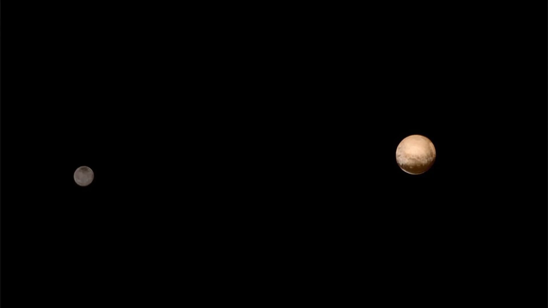 Das Bild zeigt Links Charon und rechts Pluto.