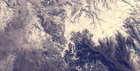 Auf diesem Foto, das Astronauten aus genau 348 Kilometern Höhe aufgenommen haben, ist tatsächlich die chinesische Mauer zu sehen – aber nur, wenn man weiß, wo man suchen muss. Die farbige Markierung zeigt eine hauchdünne Linie: Das ist die Mauer – gesehen aus der Internationalen Raumstation, und zwar mit einem starken Teleobjektiv. Vom Mond aus kann man sie nicht erkennen.
