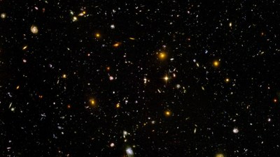 Diese Aufnahme des Weltraum-Teleskops Hubble zeigt Galaxien, die bis zu 13 Milliarden Lichtjahre von uns entfernt sind. Das Licht, das wir hier sehen, ist also 13 Milliarden Jahre lang durch das Universum unterwegs gewesen – und wir blicken damit zugleich weit in die Vergangenheit zurück. Viel weiter in die Vergangenheit oder gar bis zum Urknall kann man nicht schauen, denn anfangs war das Universum undurchsichtig.