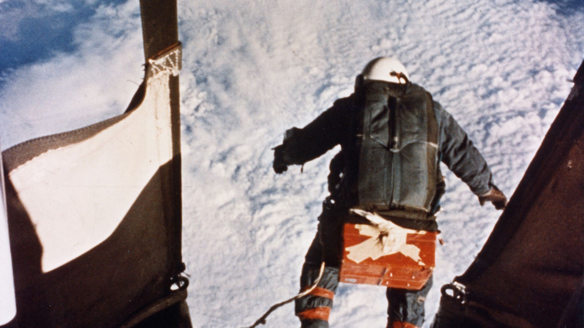Kittinger springt in die Tiefe.