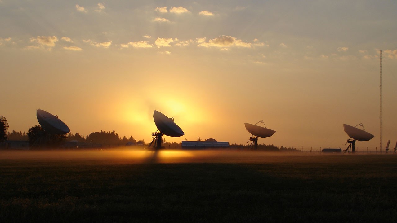 Astronomisch ist sprichwörtlich alles, was extrem groß ist. Tatsächlich werden in der Astronomie Maßeinheiten verwendet, die weit jenseits der Größenordnungen liegen, die wir im Alltag gewohnt sind. Das Bild zeigt DLR-Antennen in Weilheim.