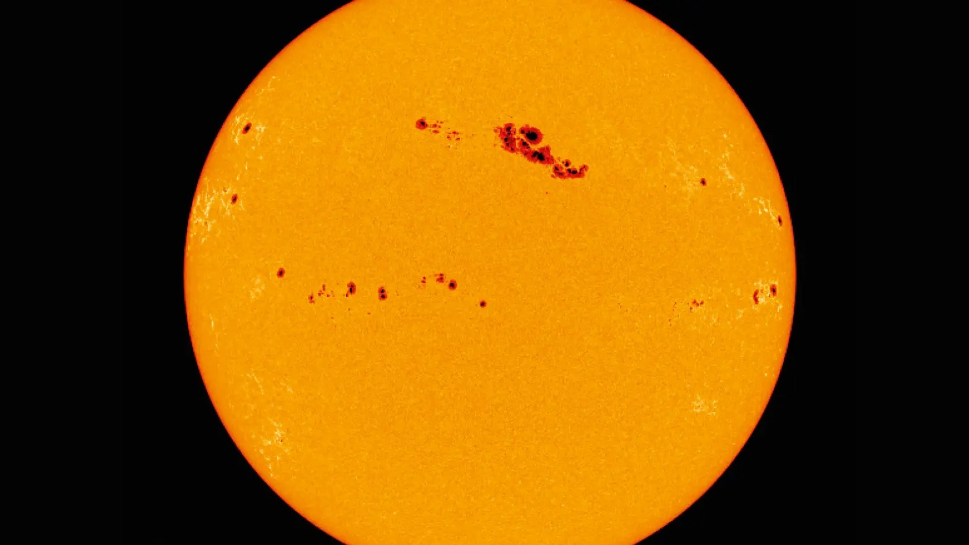 Sonnenoberfläche mit zahlreichen Sonnenflecken.