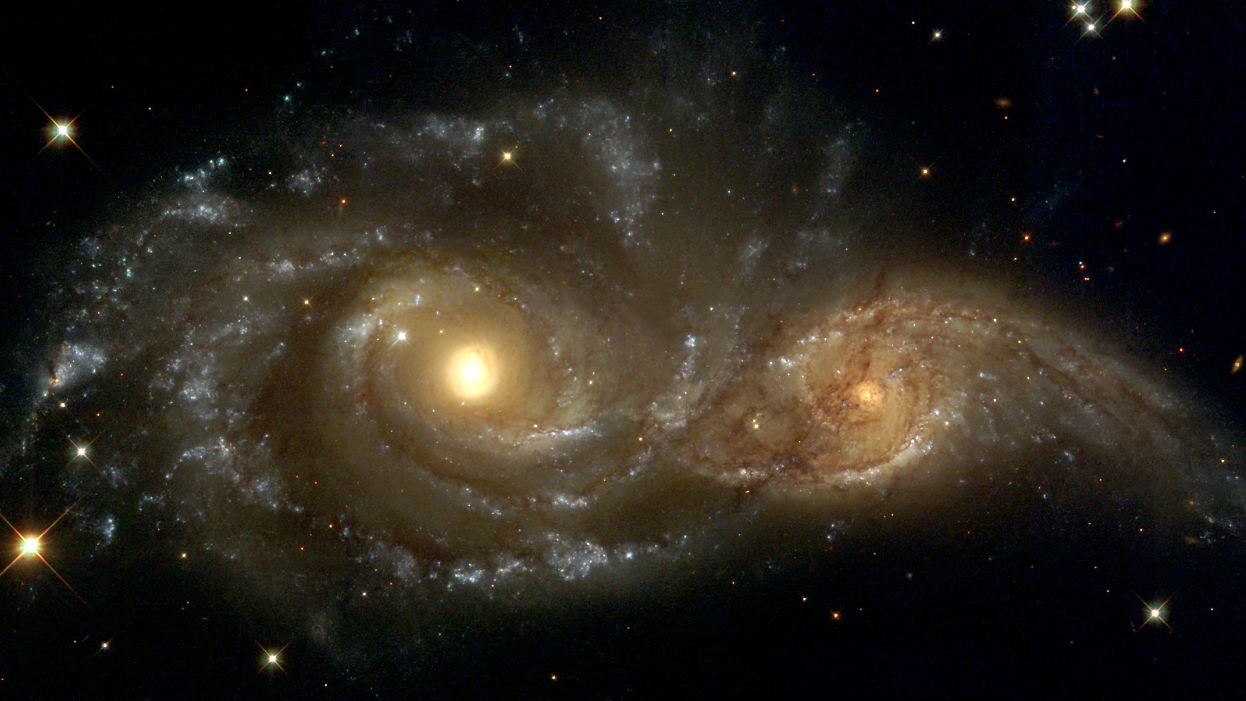 Zwei Galaxien ziehen sich gegenseitig an