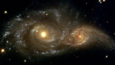 Zwei Galaxien ziehen sich gegenseitig an