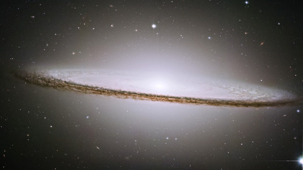 Im Zentrum der Sombrero-Galaxie – 28 Millionen Lichtjahre von uns entfernt – dürfte sich ein Schwarzes Loch befinden. Bild: NASA, ESA STScI