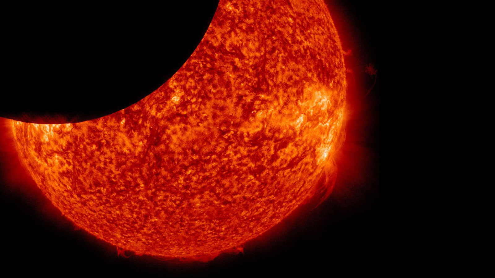 Hier schiebt sich aus Sicht des Satelliten SDO der Mond vor die Sonne