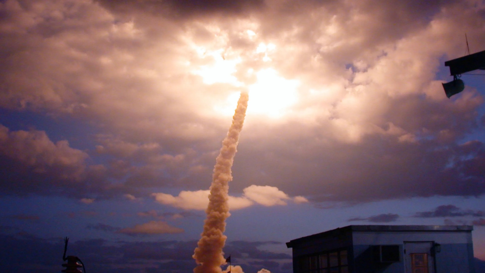 Ein Space Shuttle auf dem Weg ins All.