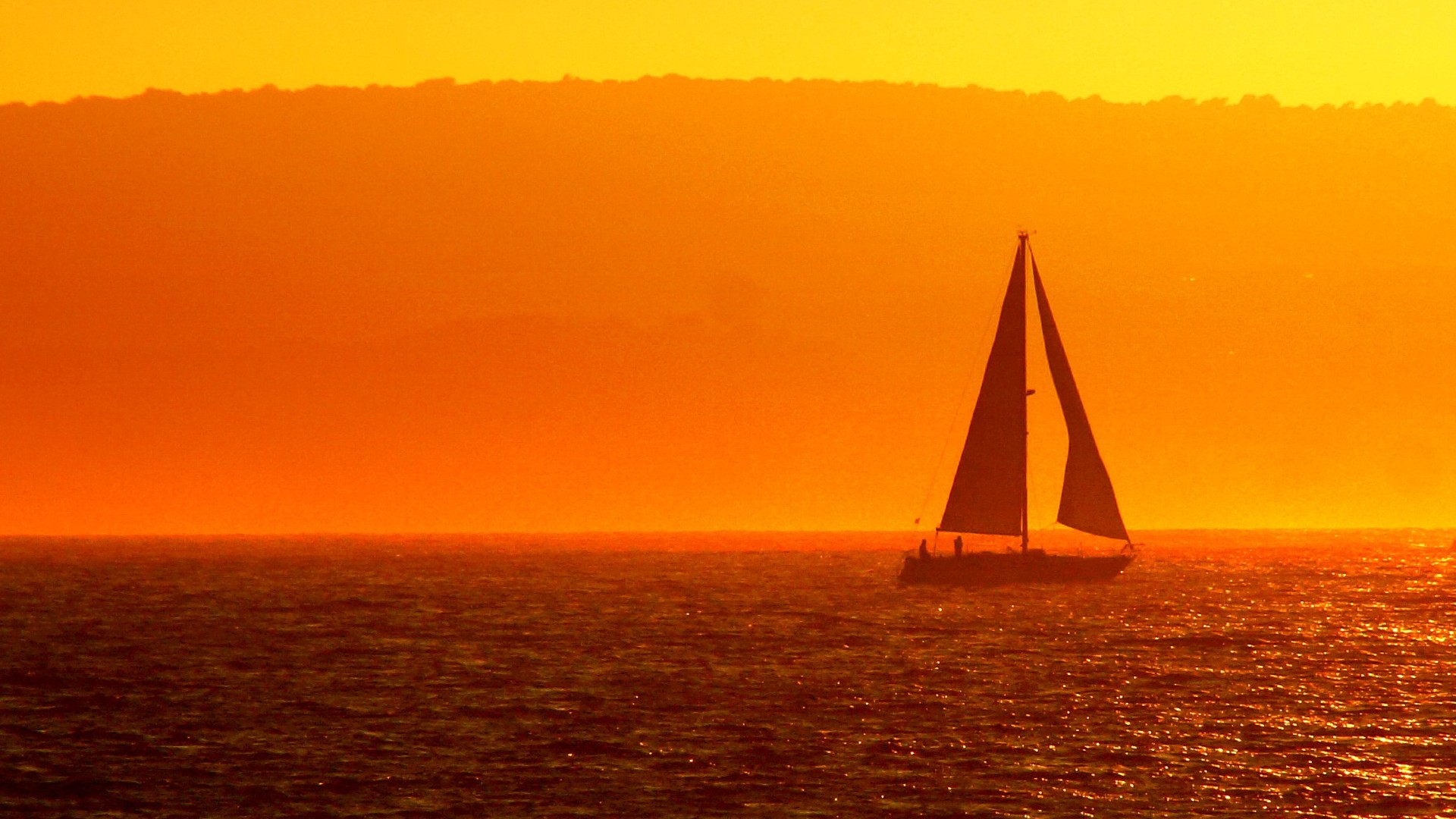 Ein Segelboot im Abendlicht.