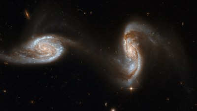 Anziehende Galaxien aufgenommen vom Weltraumteleskop Hubble