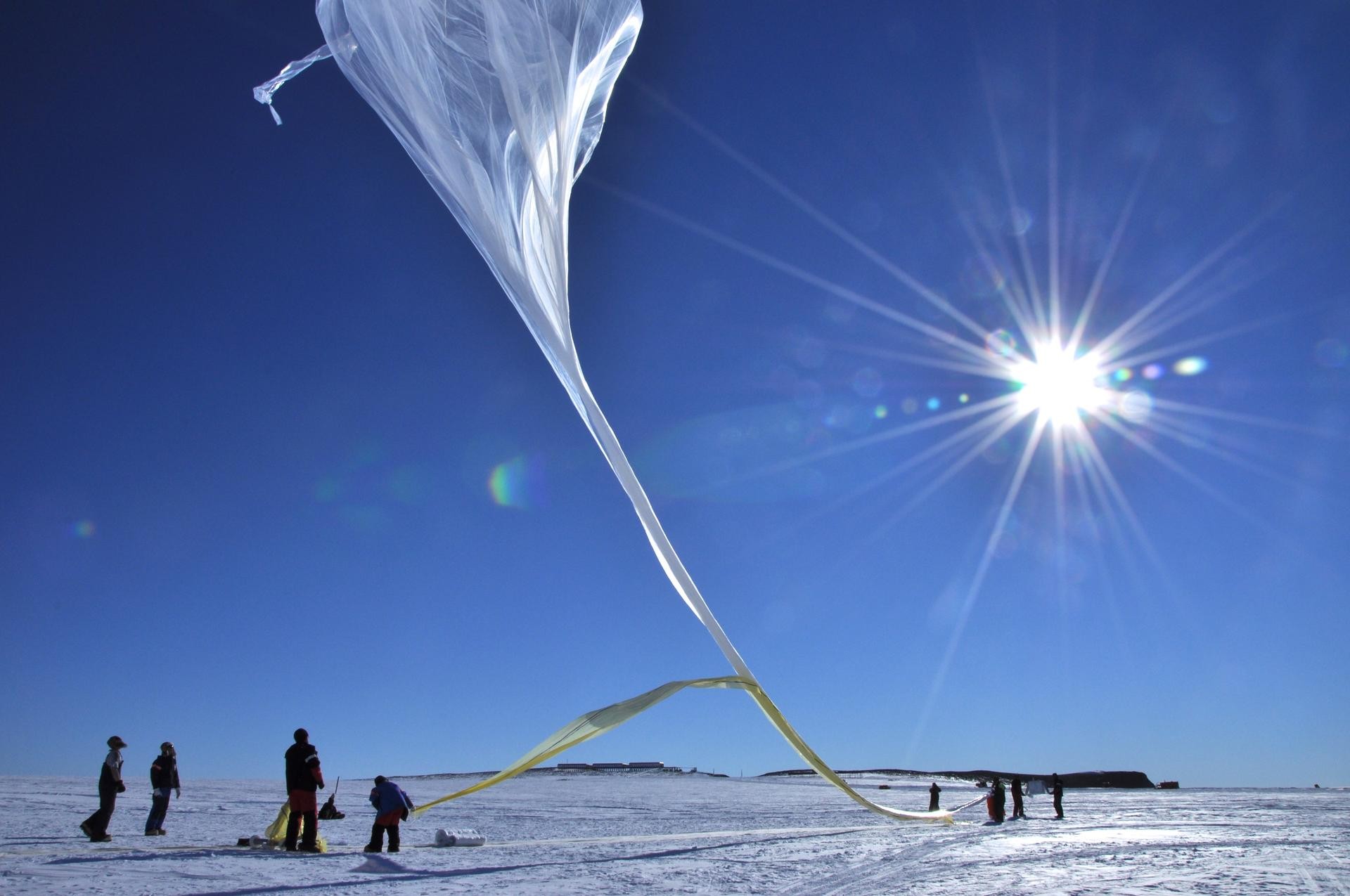 Ein Forschungsballon wird für den Aufstieg in die Atmosphäre vorbereitet.
