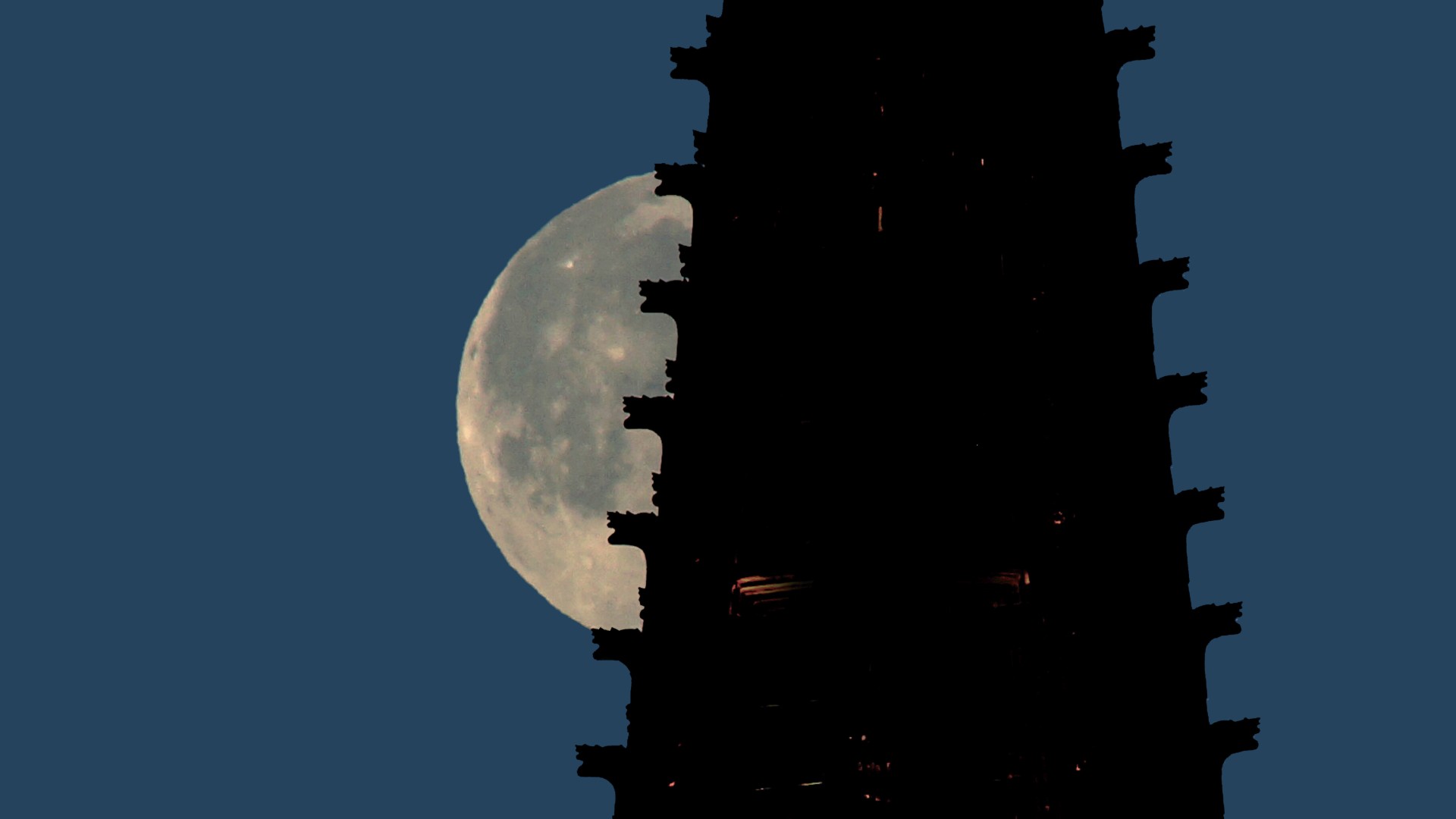 Mond hinter einer der Türme des Kölner Doms