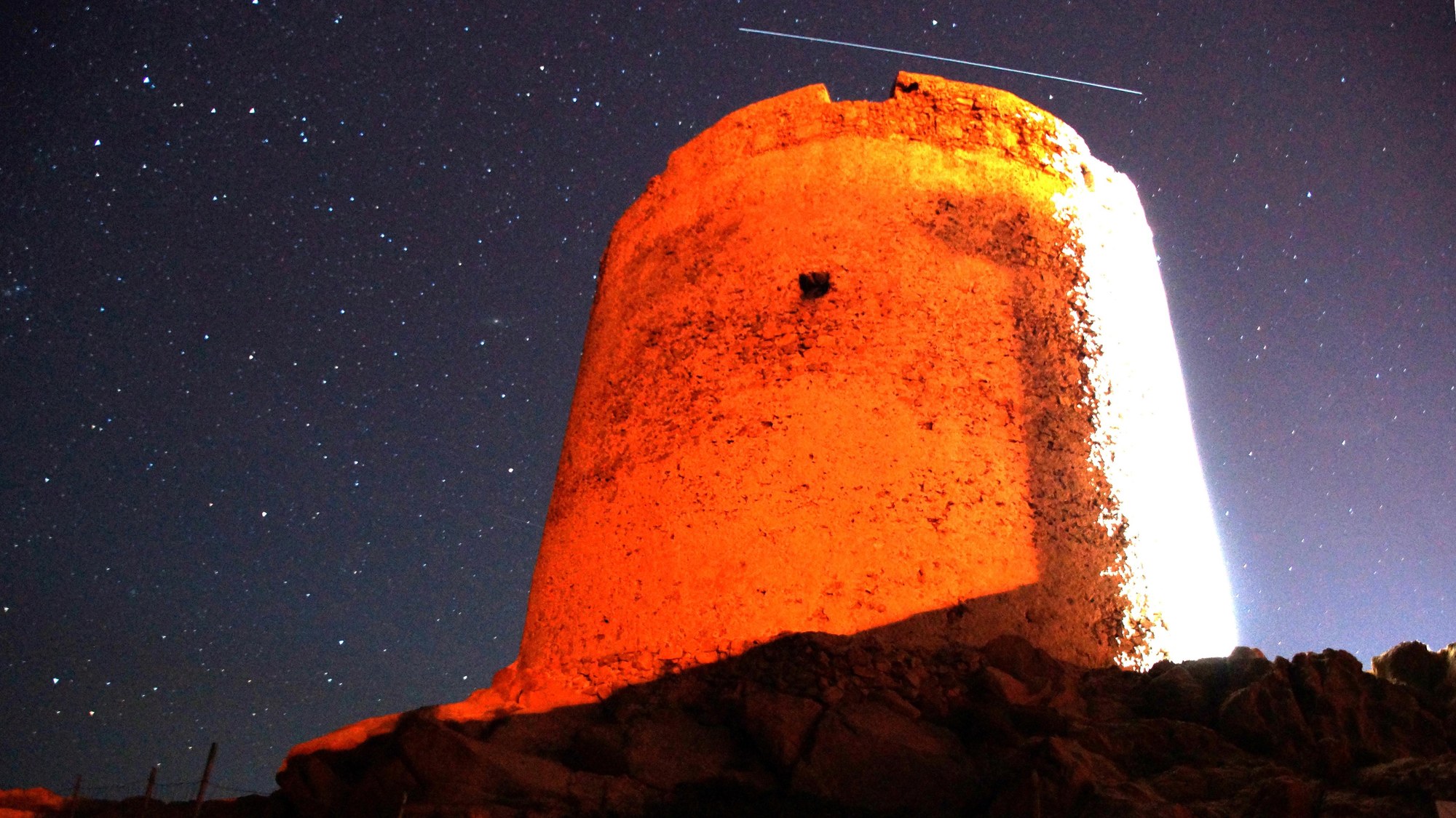 Hier ist die ISS über einem alten Wachturm auf Sardinien zu sehen.