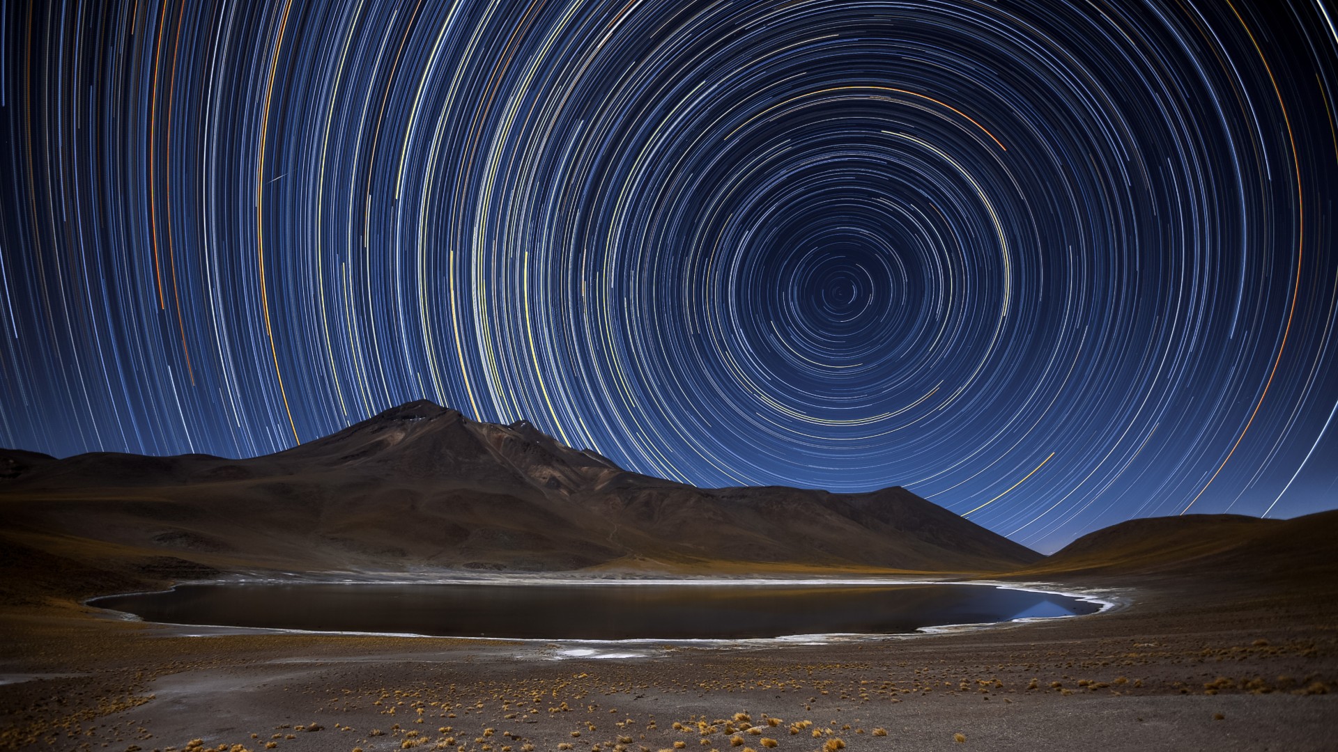 Sterne ziehen Kreise am Himmel.