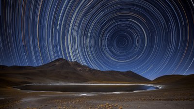 Sterne ziehen Kreise am Himmel.