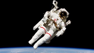 Ein Astronaut beim Spacewalk