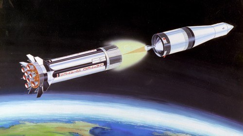 Die Grafik zeigt, wie eine ausgebrannte Raketenstufe abgetrennt wird und die Oberstufe zündet.