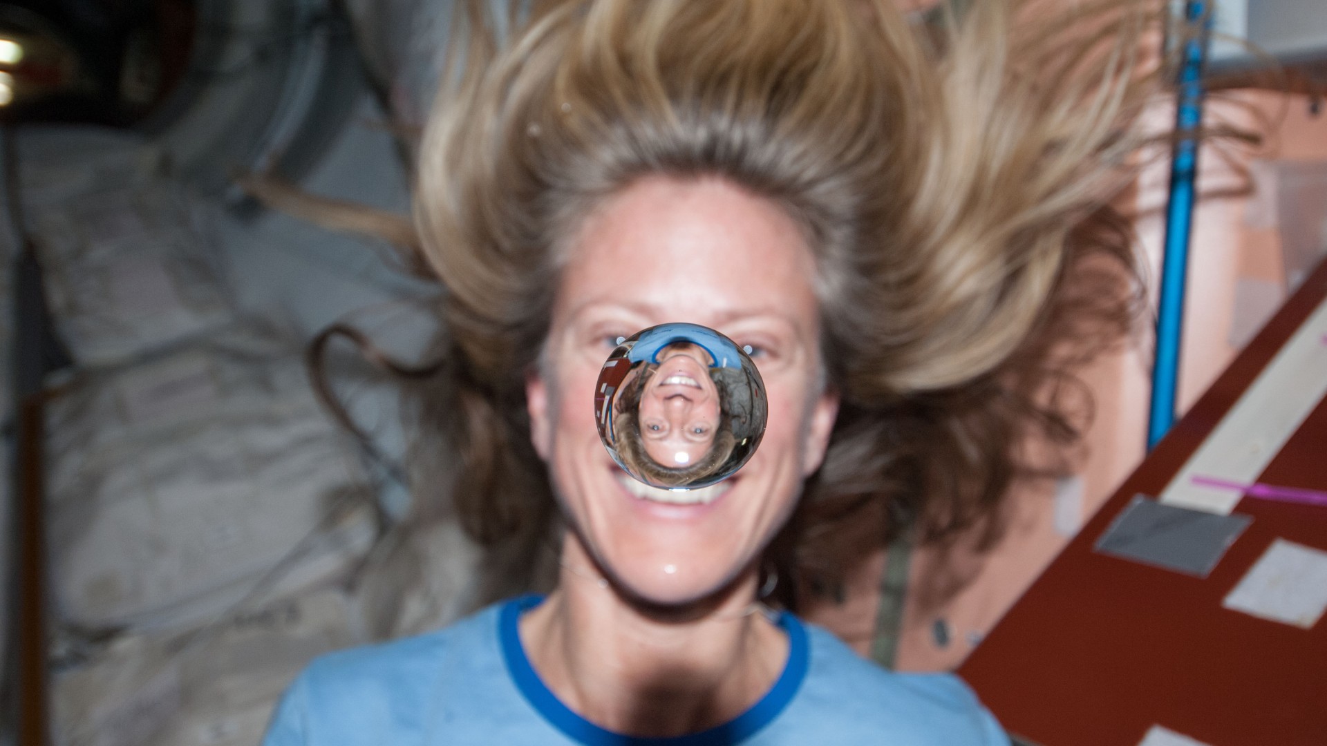 Die Astronautin Karen Nyberg lässt einen Wassertropfen in Schwerelosigkeit schweben.