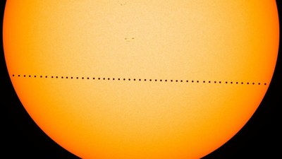 Hier ist der kleine Planet Merkur vor der Sonne vorbeigezogen.