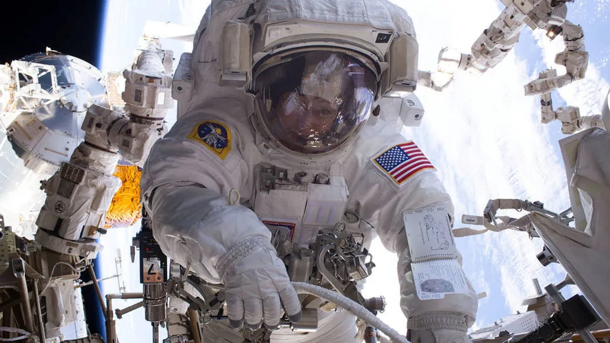 Eine Astronautin beim Spacewalk.