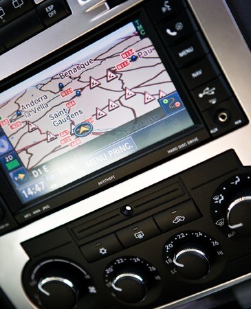 Bei vielen modernen Autos ist das GPS-Navigationssystem schon fest eingebaut.