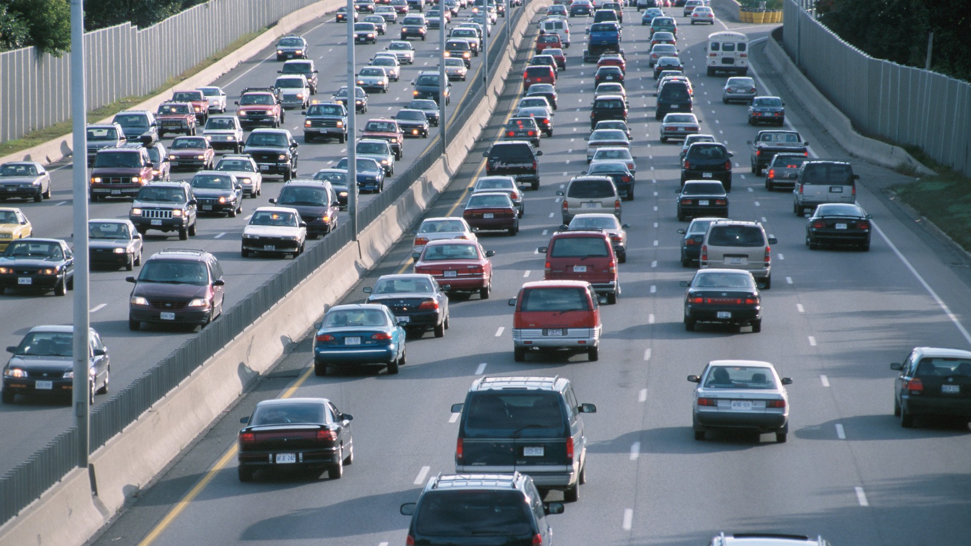 Ein typisches Bild auf vielen Straßen: Dichter Verkehr und bald vielleicht ein Stau.
