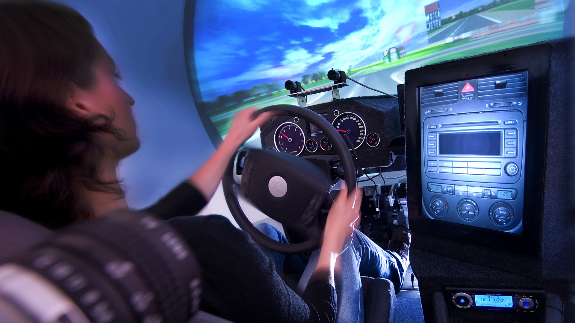 Computer unterstützen den Autofahrer bzw. die Autofahrerin