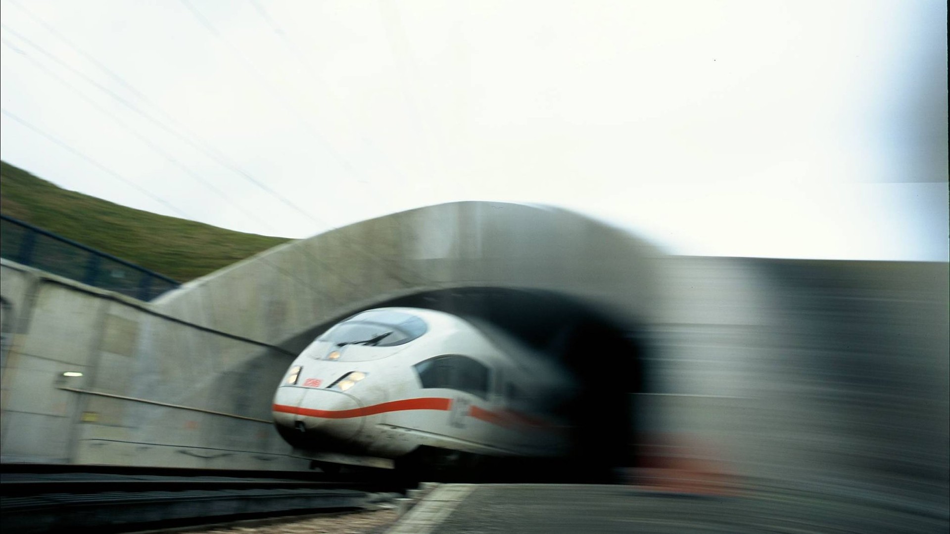 Hochgeschwindigkeitszug im Tunnel.