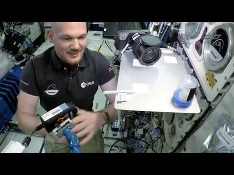 Alexander Gerst: Wassertropfen im Orbit (Flying Classroom 2 by DLR_next)