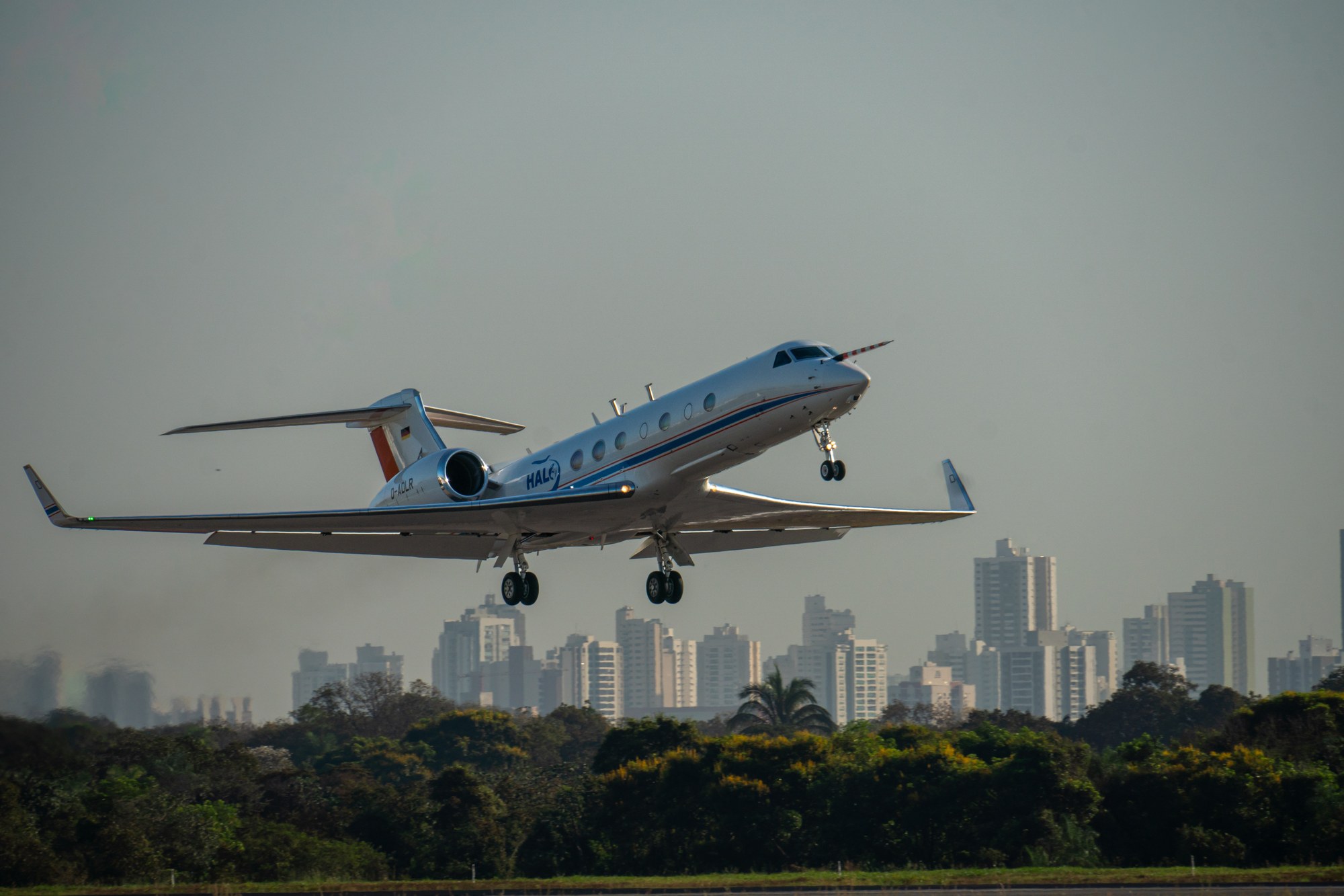 Start der HALO vom Flughafen in Cuiabá, Brasilien
