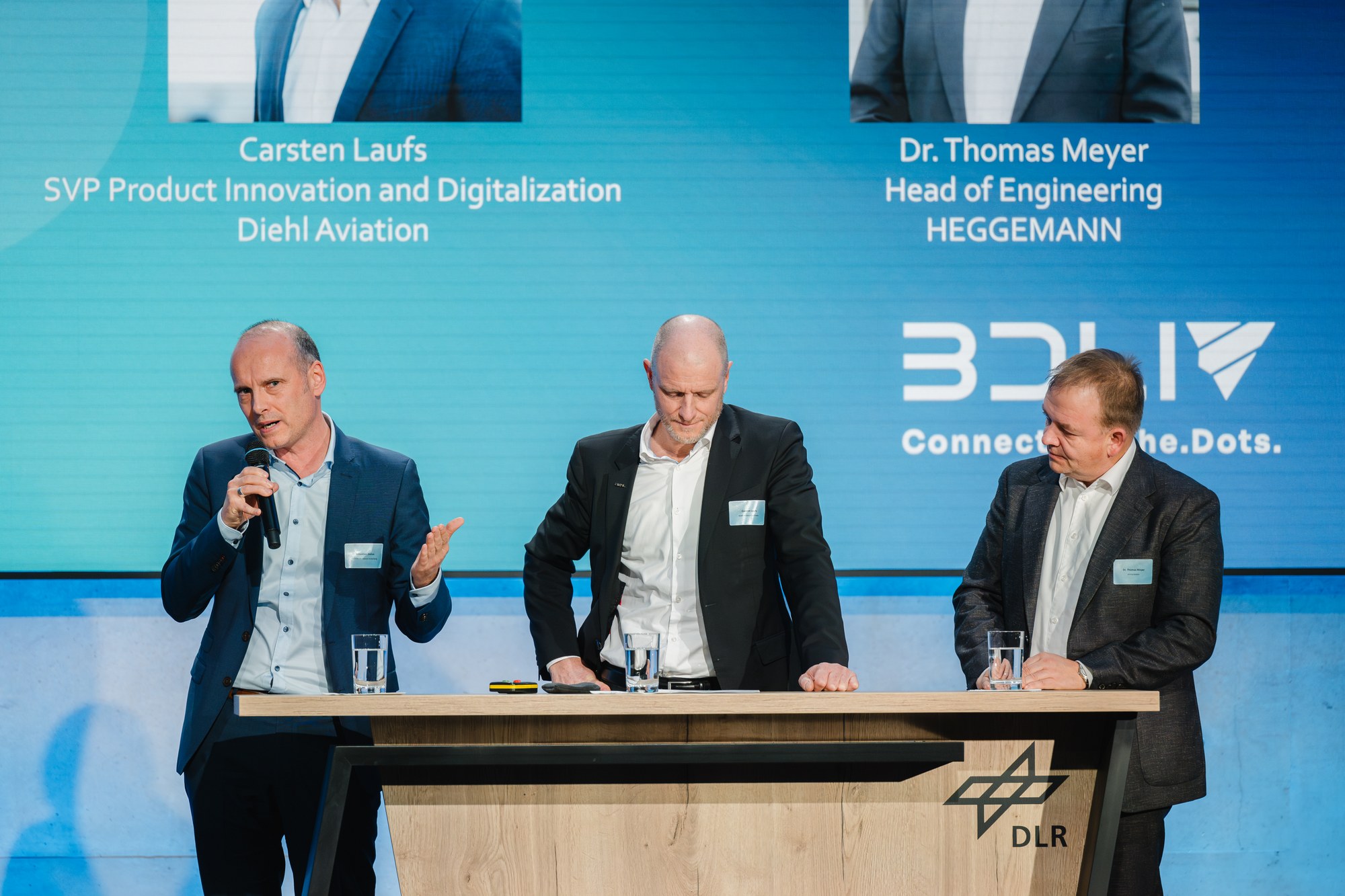 Sebastian Ziehm (Liebherr Aerospace), Carsten Laufs (Diehl Aviation) und Dr. Thomas Meyer (HEGGEMANN) gaben Impulse aus der Wirtschaft