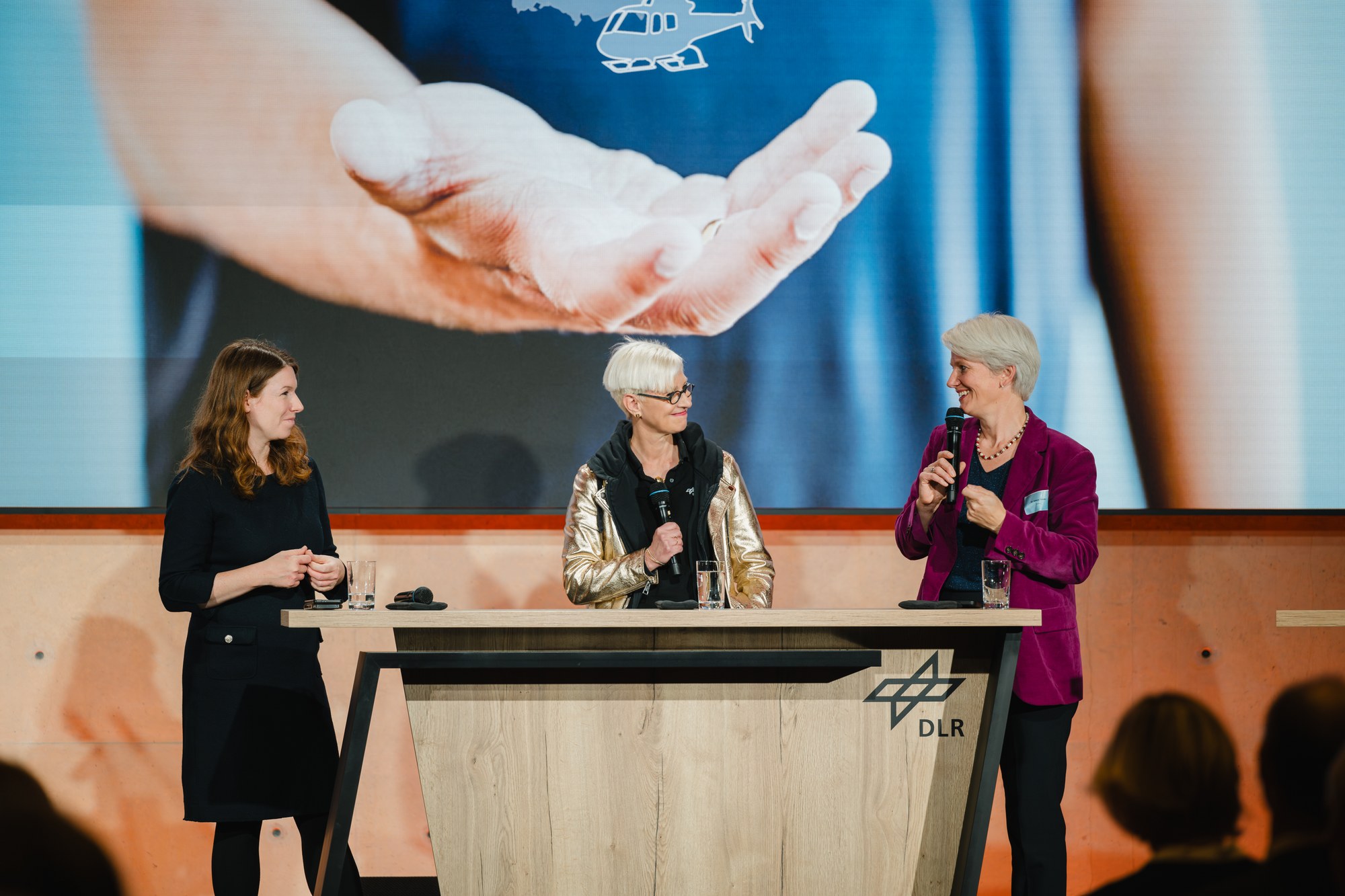 Dr. Anna Christmann (Koordinatorin für Luft- und Raumfahrt der Bundesregierung), Prof. Dr. Anke Kaysser-Pyzalla (DLR) und Dr. Sabine Klauke (Airbus)