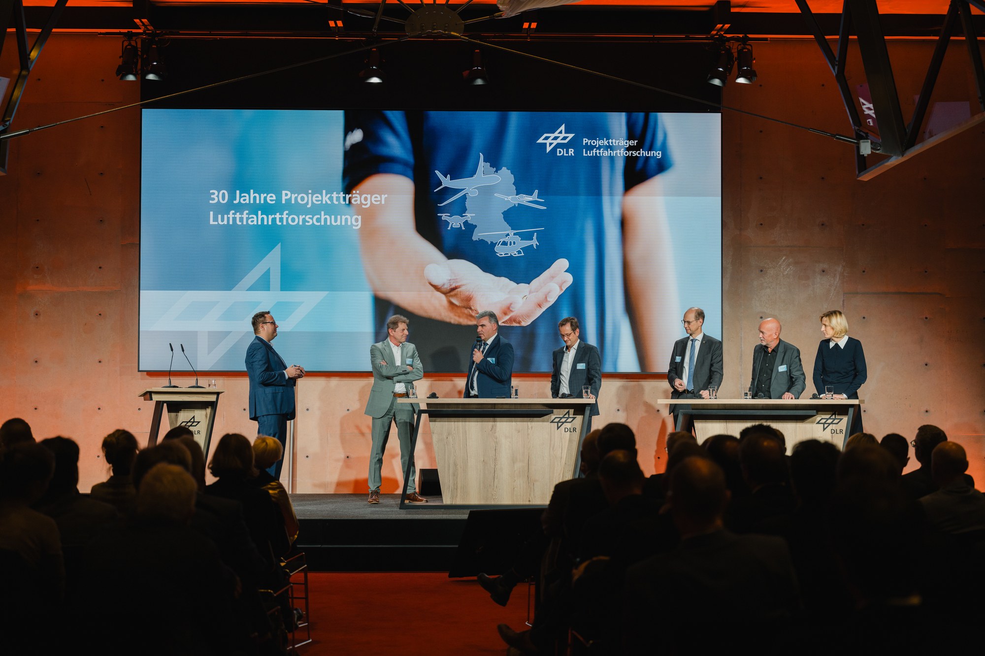 V.l.n.r.: Dr. Hans Bartosch (Airbus), Dr. Klaus Schneider (Liebherr Aerospace), Dr. Claus Riegler (MTU Aero Engines), Dr. Roland Wilhelm (Rolls-Royce Deutschland), Robert Heggemann (HEGGEMANN) und Marie-Christine von Hahn (BDLI)