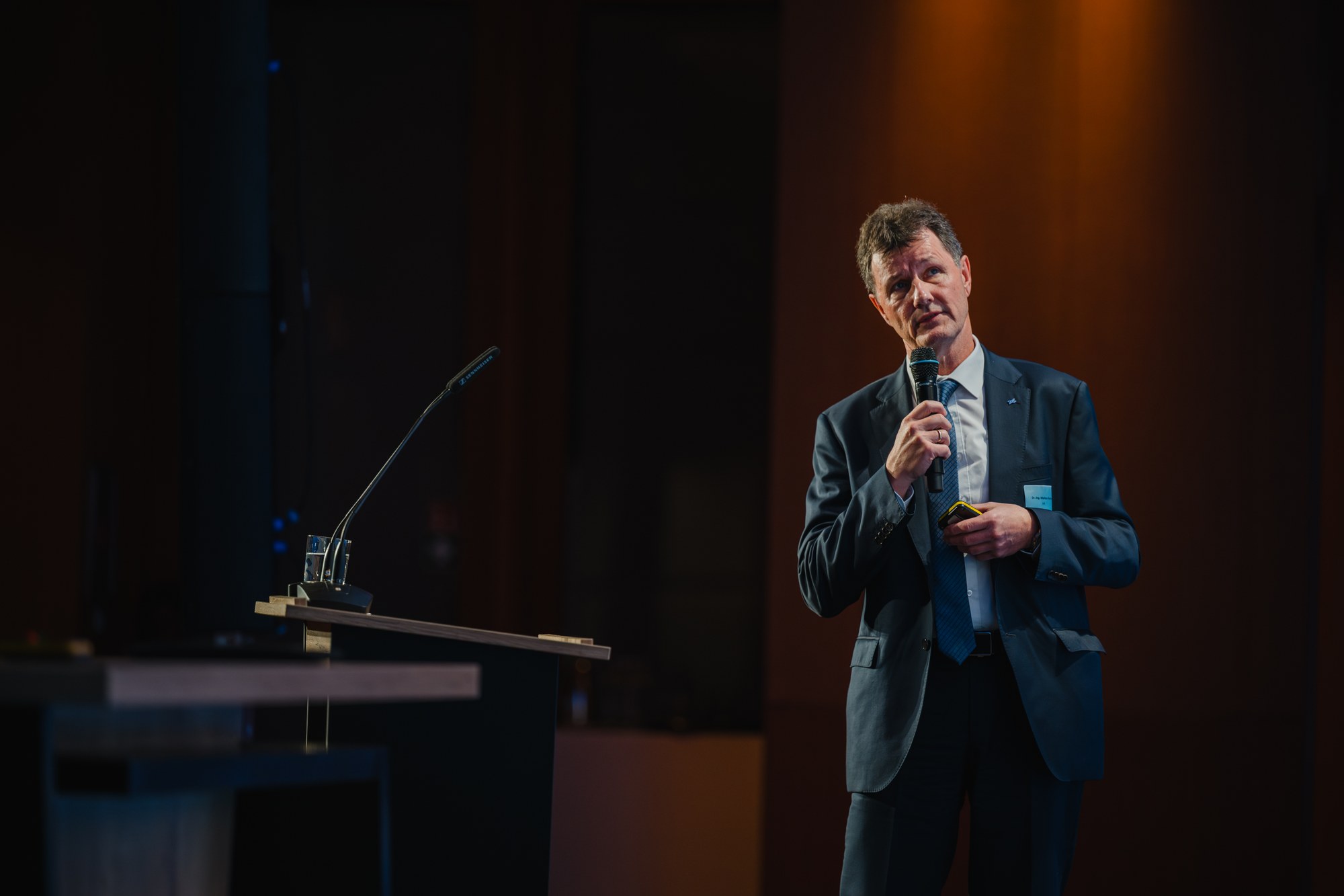 Dr. Markus Fischer bei seinem Vortrag auf der Jubiläumsveranstaltung "30 Jahre Projektträger Luftfahrtforschung".