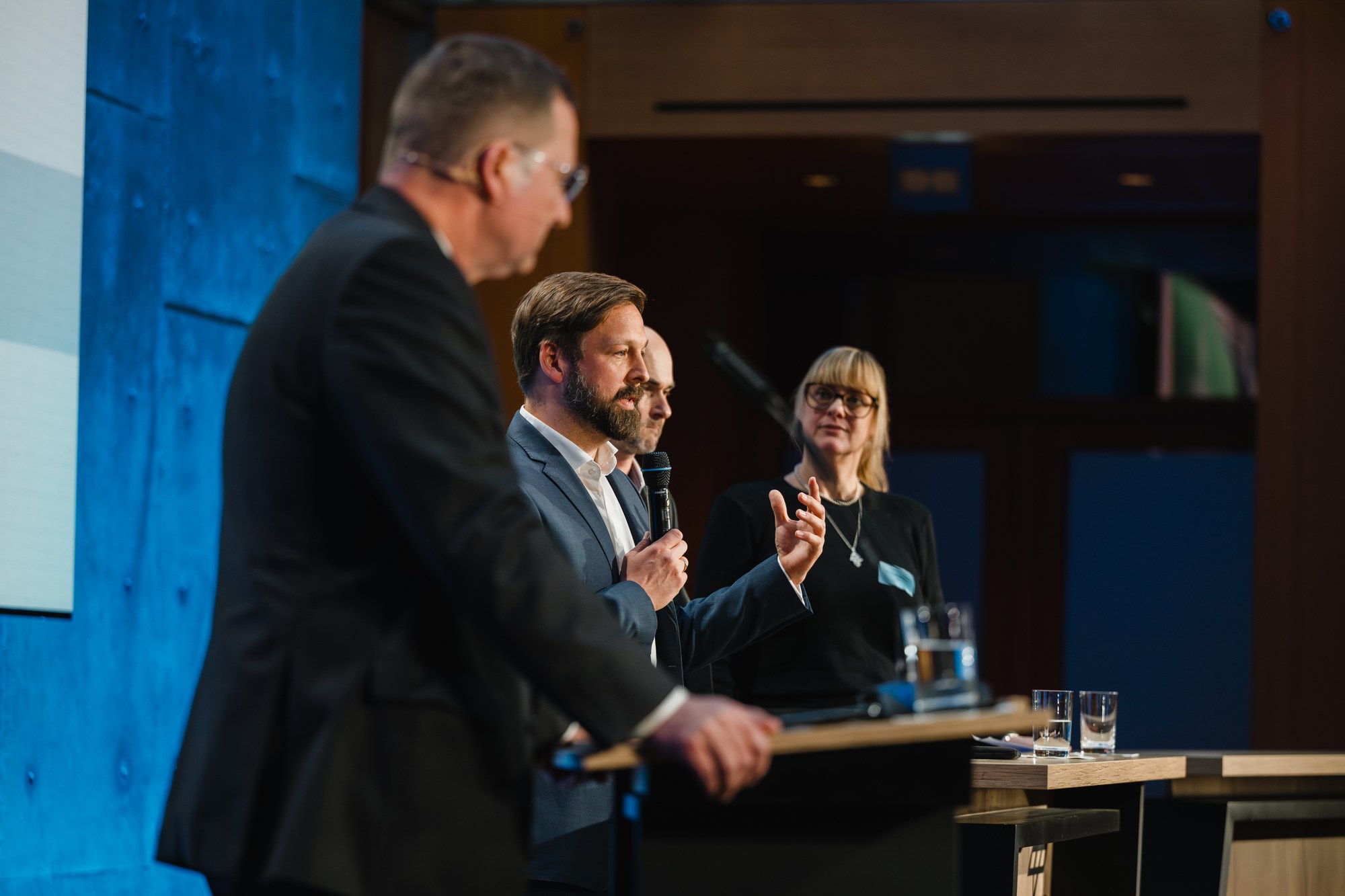 Im Rahmen des Nachmittags wurden in Form von Fachvorträgen unter anderem Impulse aus der Industrie aufgezeigt. V.l.n.r.: Thomas Belitz (BDLI), Dr. Frederic Fischer (Deutsche Aircraft), Johannes Plaum (AIRBUS Helicopters) und Dr. Anna Elisabeth Bauch (AIRBUS)