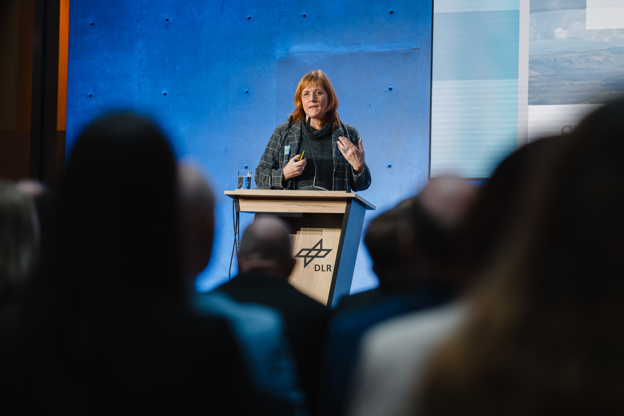 Zukunftsforscherin Stefanie Ollenburg stellt Zukunftsszenarien der Luftfahrt vor.