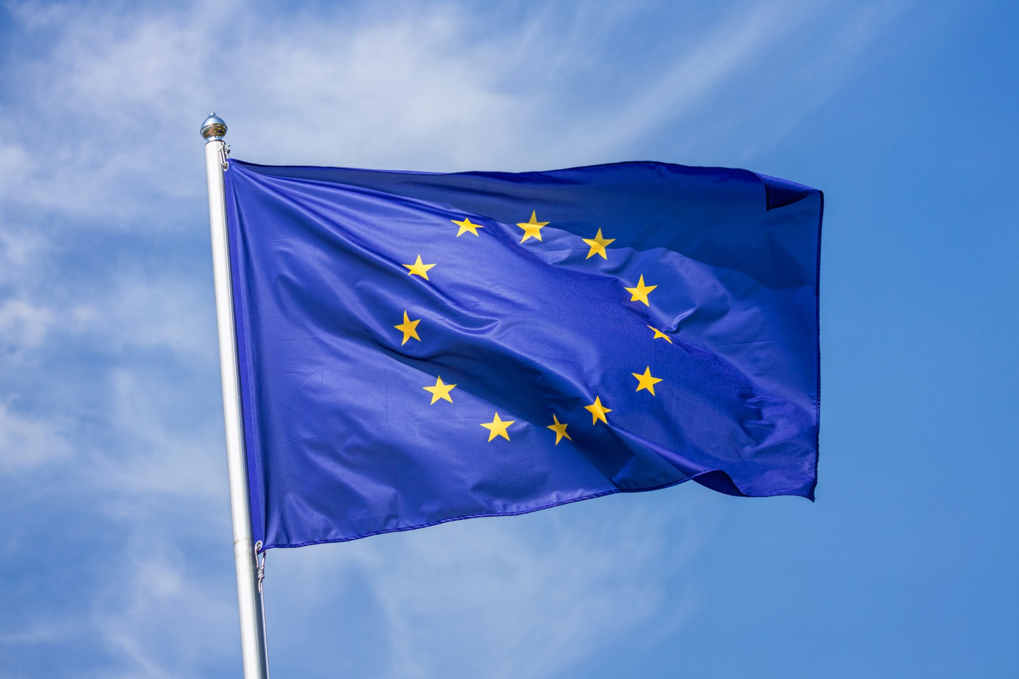 EU-Flagge vor blauem Himmel