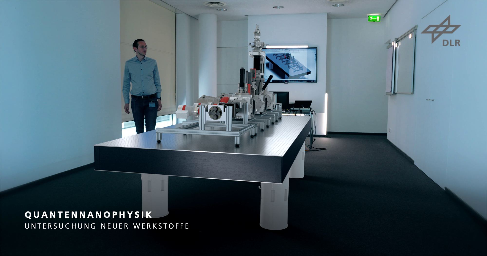 Wissenschaftler steht vor einem optischen Tisch