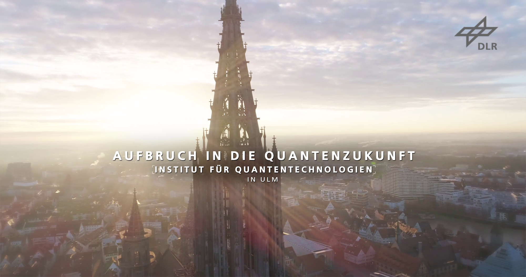 Kirchturm des Ulmer Münsters mit Schriftzug