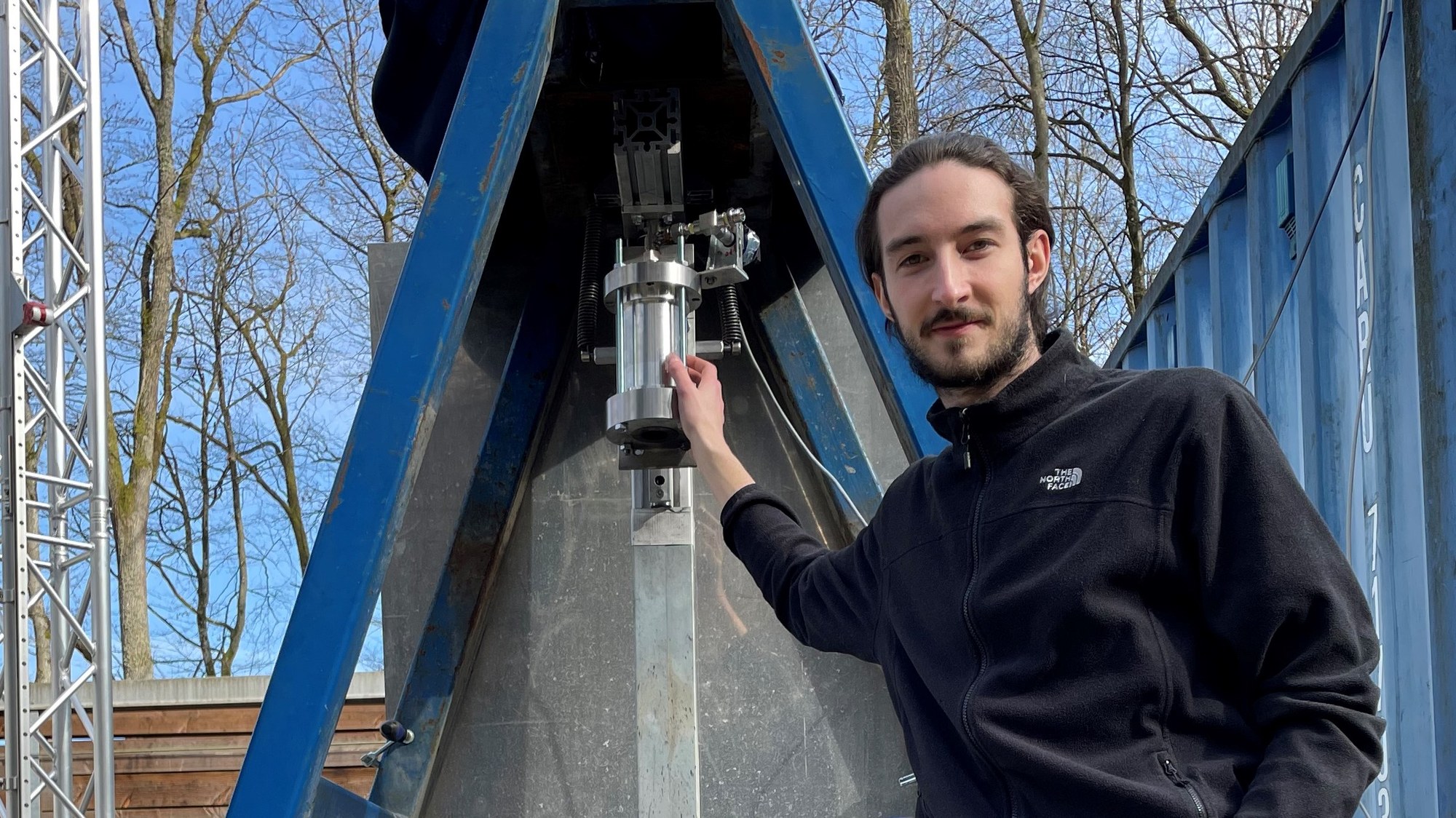 Das Bild zeigt Valentin Schmidt uns sein selbst entwickeltes Hybridraketentriebwerk.