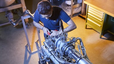 Das Bild zeigt einen DLR-Mitarbeitenden bei den letzten Justierungen der Turbopumpe am Prüfstand P6.2