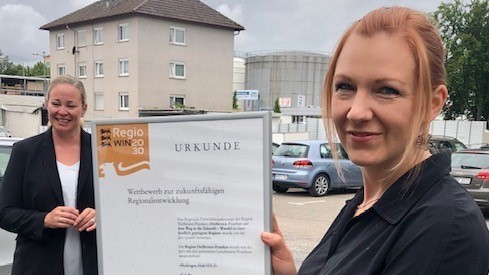 Das Bild zeigt Dr. Daniela Lindner mit der RegioWIN-Urkunde.